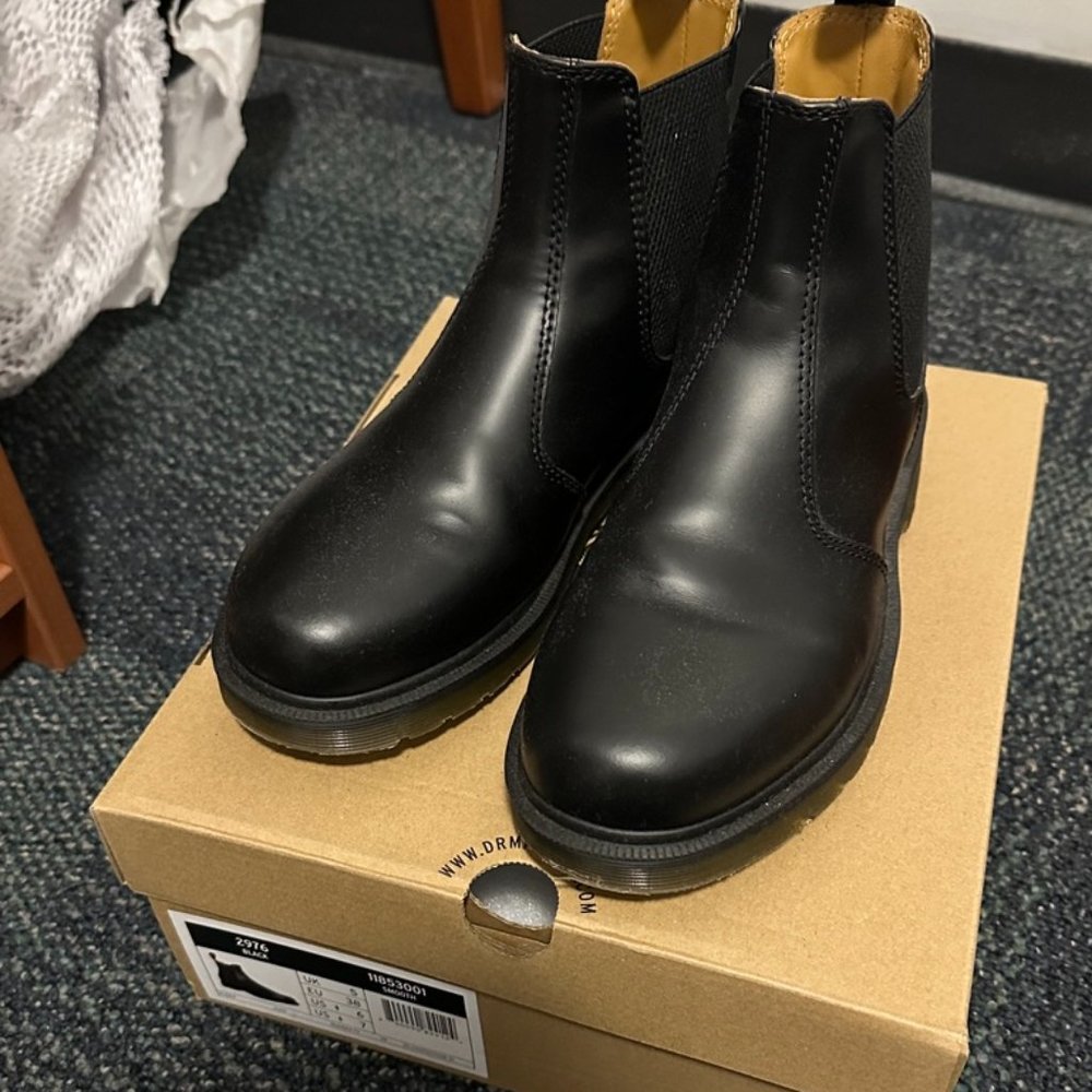 Dr Martens 2976 Smooth Leather Chelsea Boots size 7 almost new